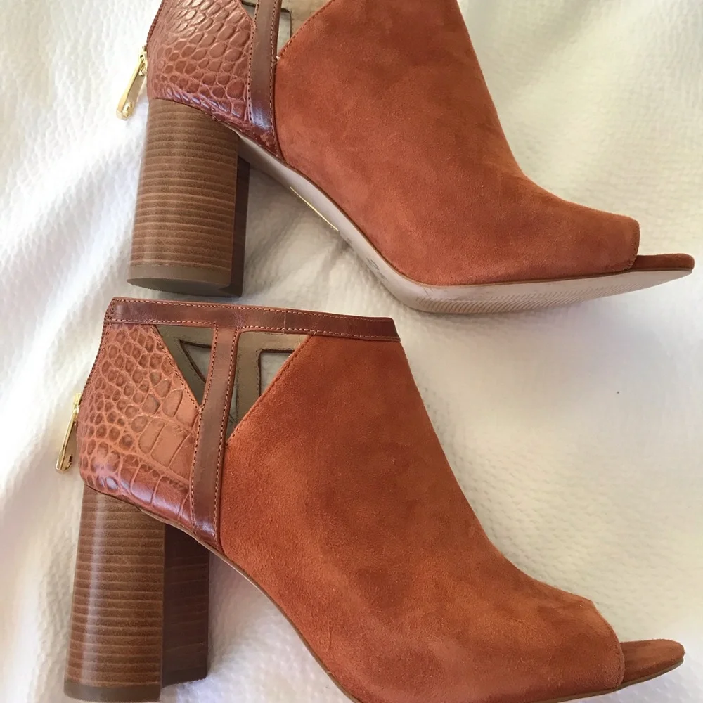 NEW Louise Camel ankle Italyan booties block heel open toe brown camel size 8.5